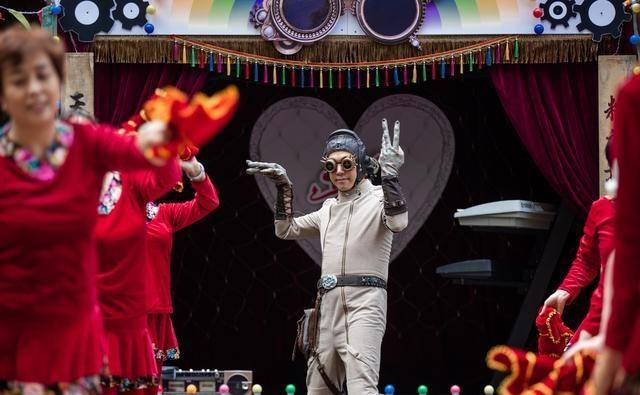 电影|《导演请指教》：吵架比影片好看，导演比演员卑微，就着弹幕更香