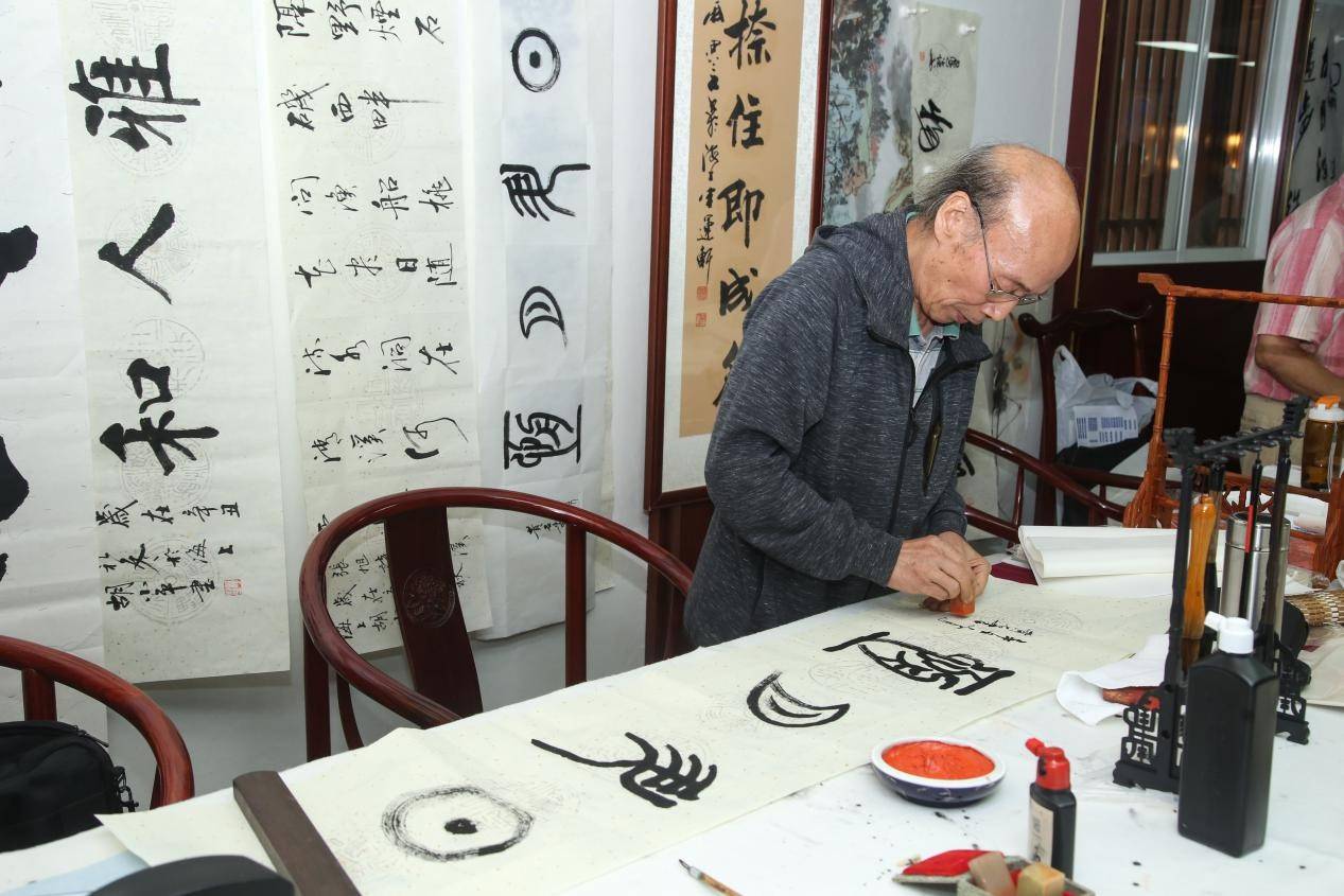 齐聚礼贤堂特邀书法家黄石:探索古韵奥妙,追求做人格言