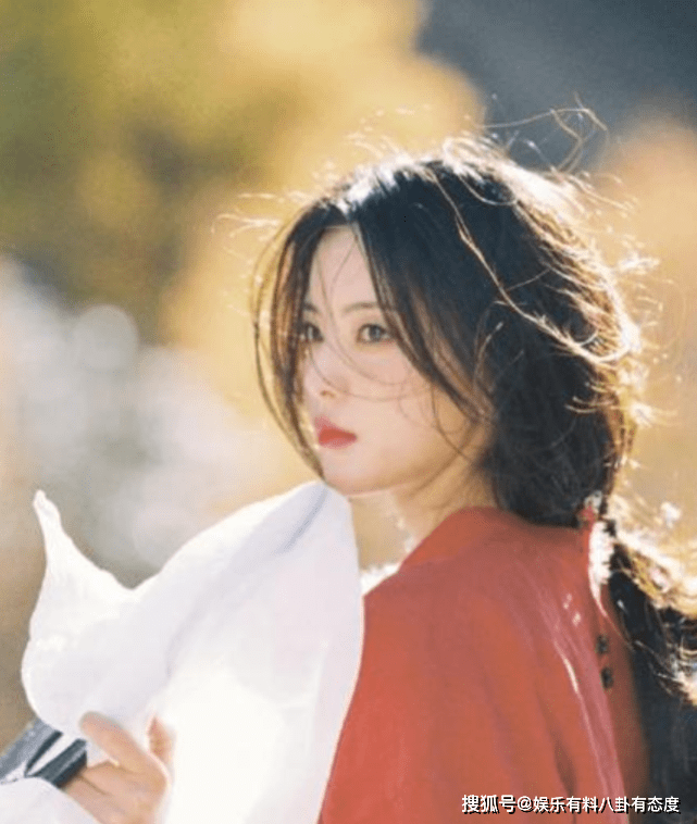 古风|杨超越:古风侠女造型曝光!手机壳竟然是沈腾的照片?太搞笑了