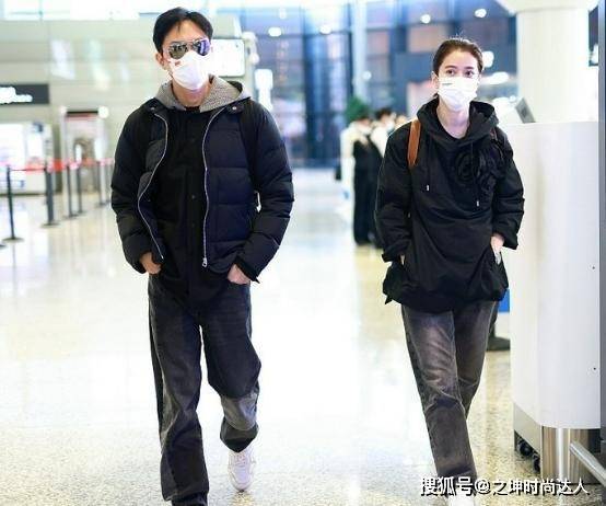 黑色 白色运动鞋与粉色堆堆袜也很少女风