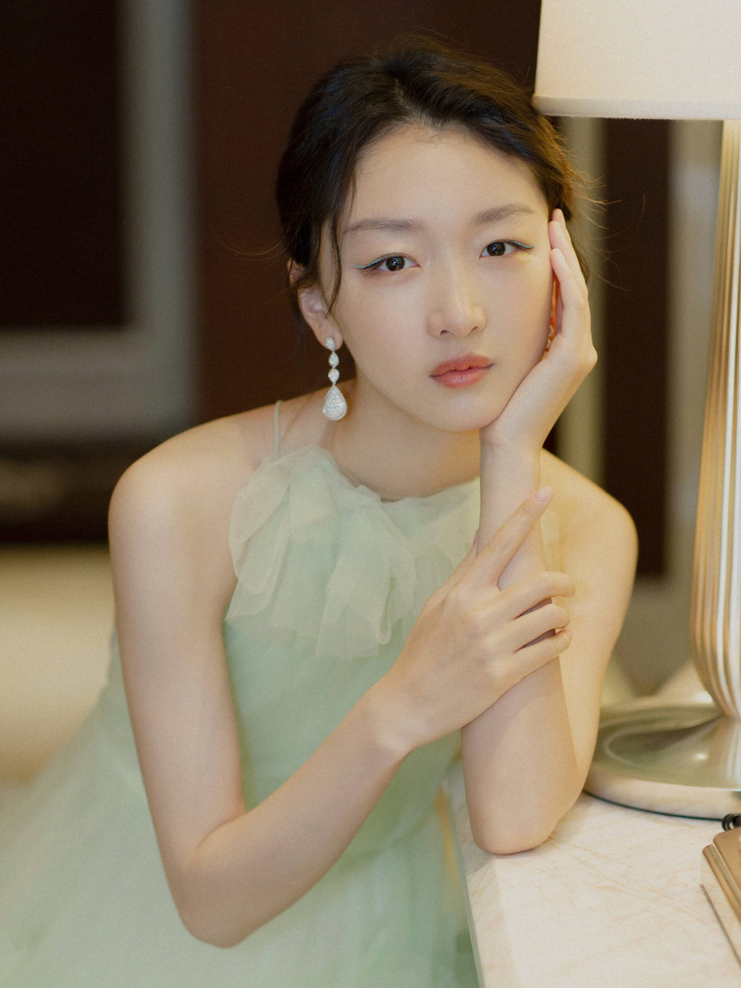 润色 162cm周冬雨，穿露背长裙秀身材，却被易烊千玺表情抢镜！