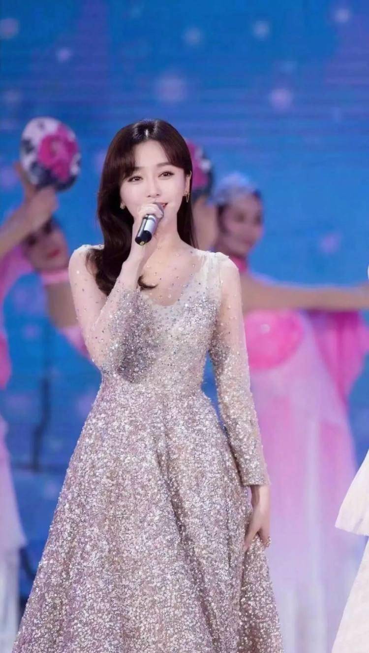 一身 元宵晚会女星齐斗艳，秦岚娜扎风情各异，李沁显老，唐嫣回眸惊艳