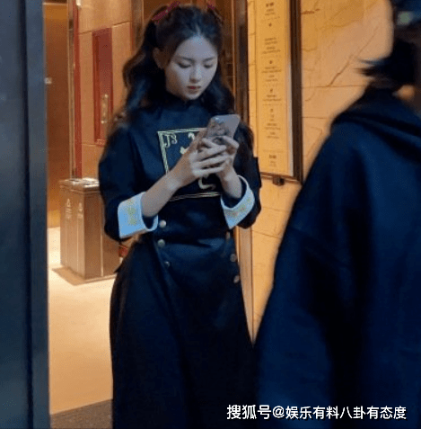 古风|杨超越:古风侠女造型曝光!手机壳竟然是沈腾的照片?太搞笑了