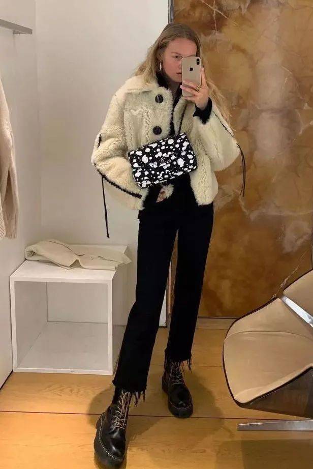 灯芯绒 别再穿高跟鞋了，奶奶裤+短靴才是今年秋冬最流行！