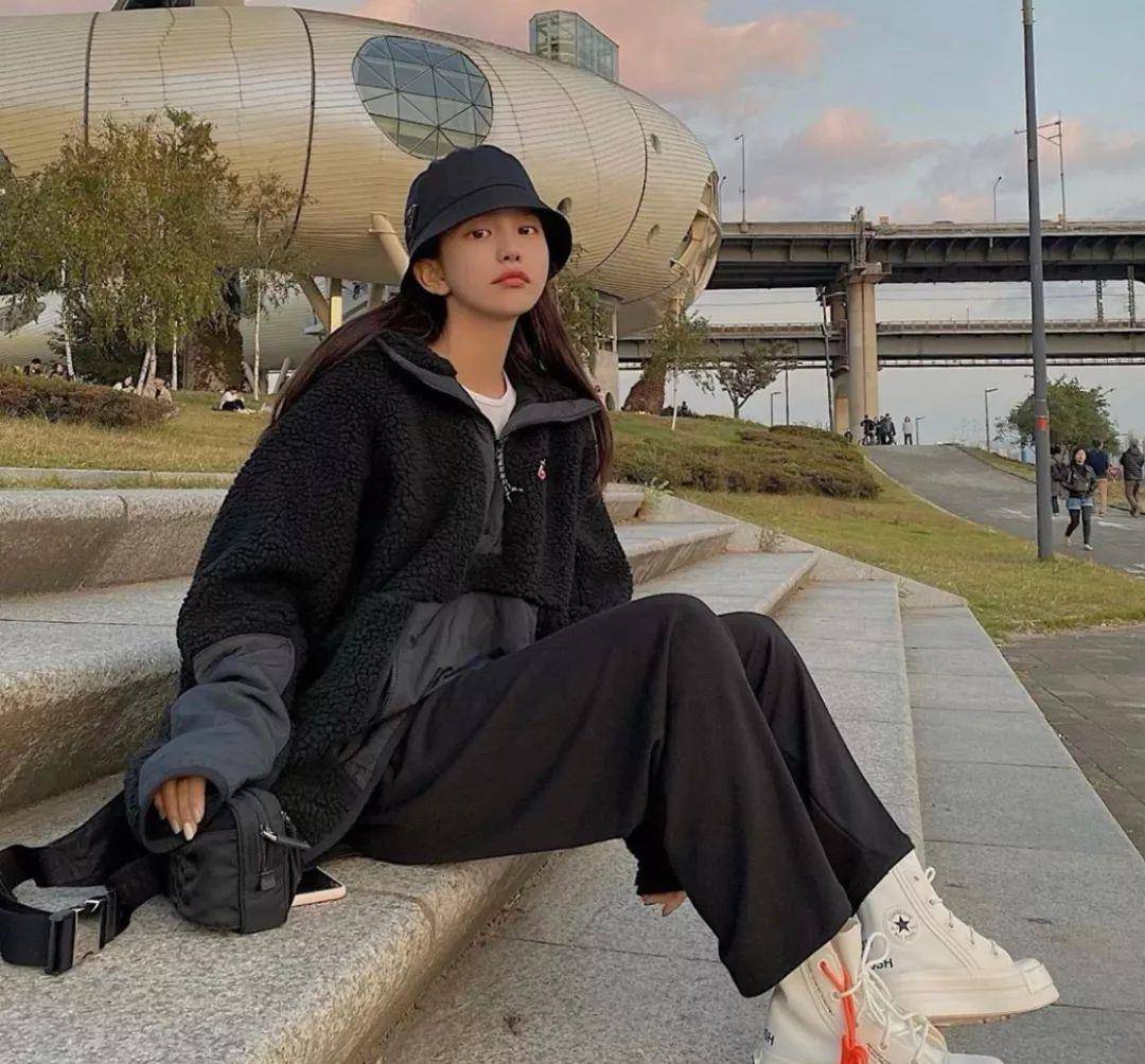 姐妹 今冬流行“靴子＋阔腿裤，卫衣＋羽绒服”，这么穿活该你美！