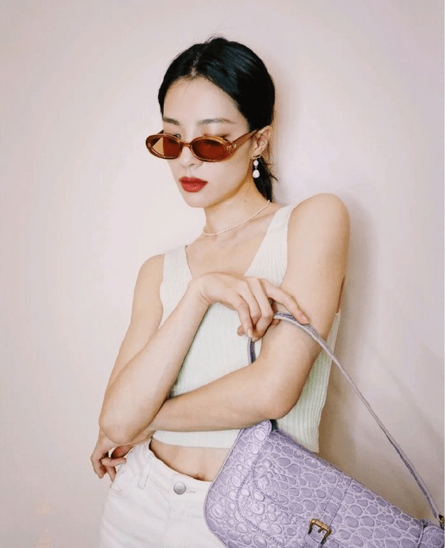 棕色 钟楚曦私服穿搭好低调!棕色T恤配短裤休闲随性,双腿修长太抢眼