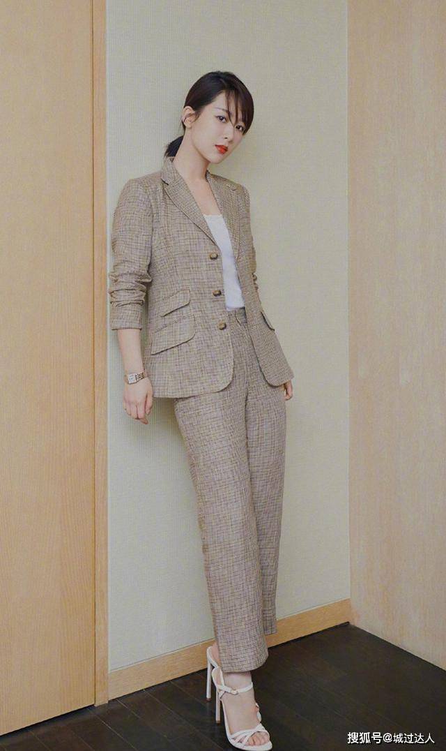 整体 从可爱转型到气质，建议学习杨紫的穿搭“三部曲”，尽显优雅