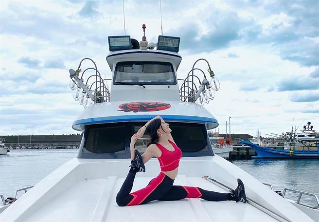 夏米雅在船上玩瑜珈 网友秒歪楼「各种姿势都能驾驭」