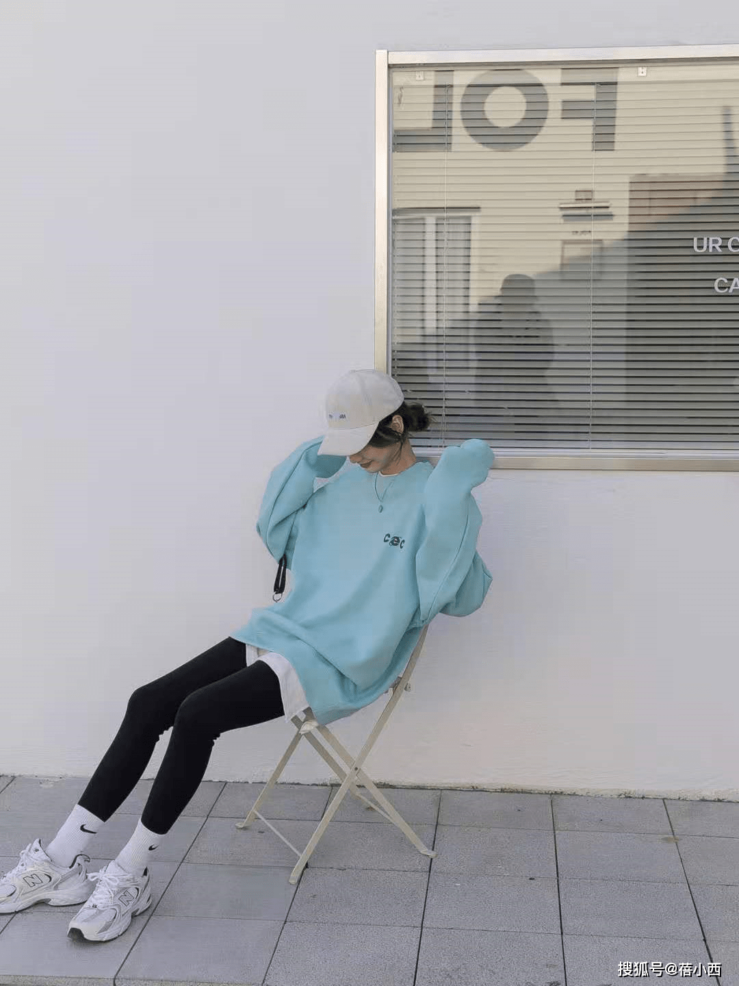 整体 T恤不再流行，初冬流行叠穿“卫衣”，搭配大衣、打底裤都很时髦