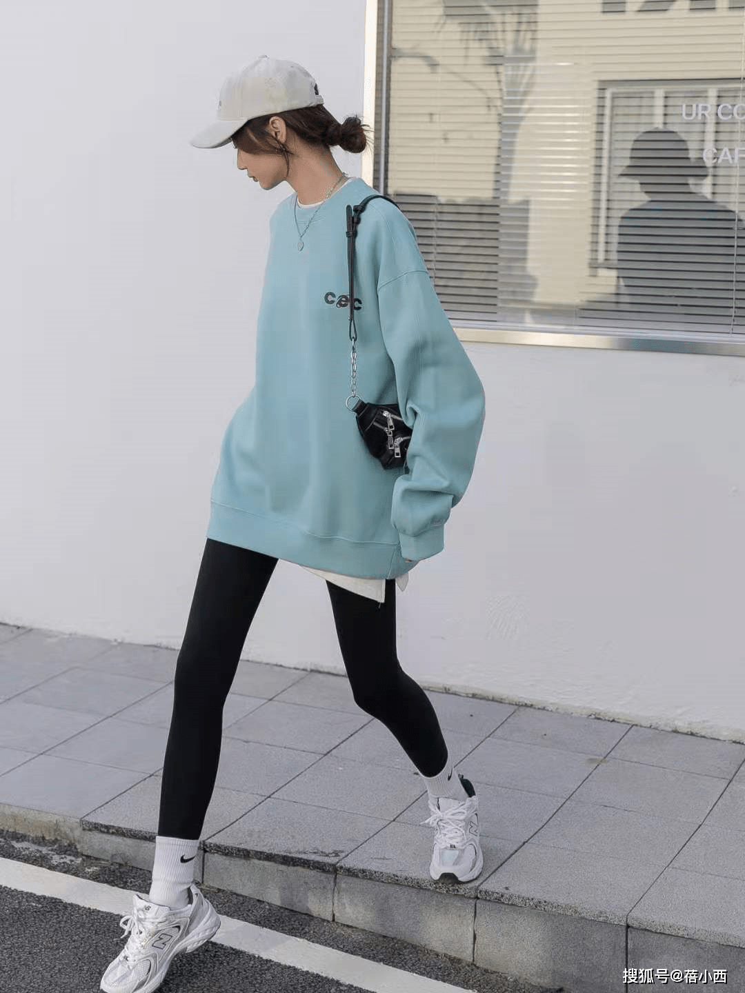 整体 T恤不再流行，初冬流行叠穿“卫衣”，搭配大衣、打底裤都很时髦