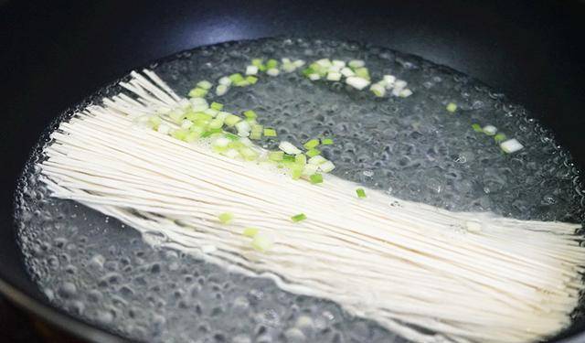 葱花|周末清晨我十分钟做好这碗面，有肉有蛋汤更鲜，家人连夸再来一碗