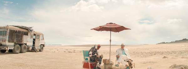 角色|一人一狗一机器也能让人泪目——汤姆·汉克斯新片《芬奇》简评