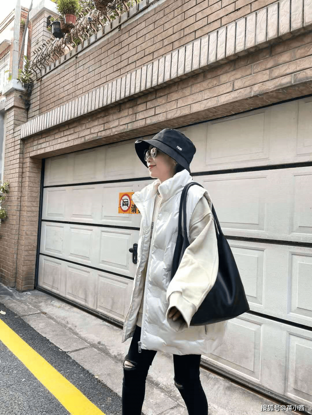 整体 T恤不再流行，初冬流行叠穿“卫衣”，搭配大衣、打底裤都很时髦