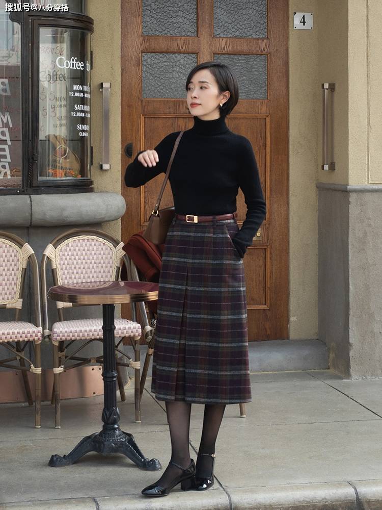 黑色 见过世面的女人穿大衣都不配打底裤，今年冬天流行这种穿法，太美