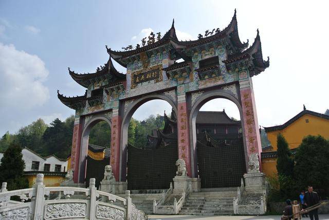 安徽这座寺庙人气超高,还有御赐的牌匾,建筑大气,游客慕名而来