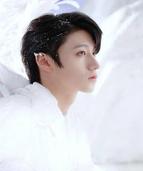 清醒|和师兄比演技压力大吗？朱志鑫清醒的回答令网友称赞，有前途