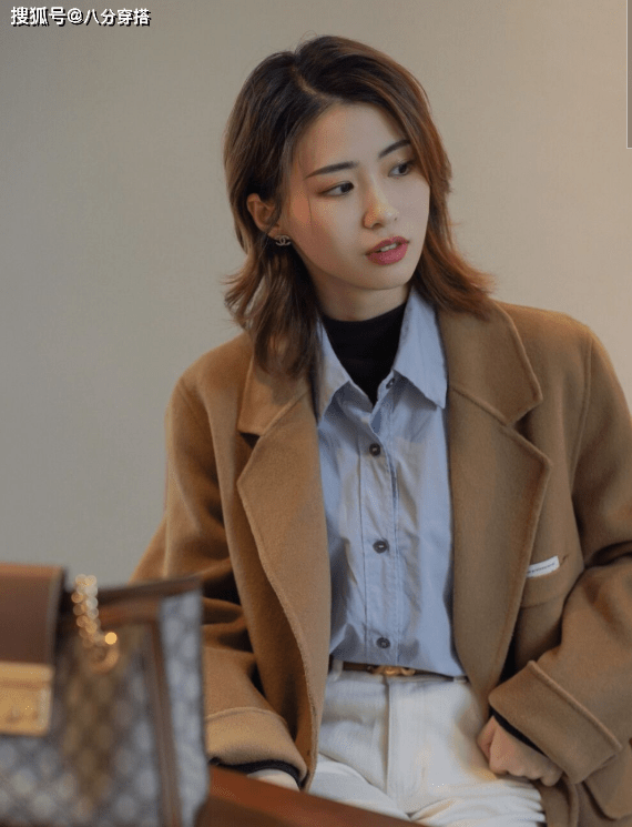 黑色 见过世面的女人穿大衣都不配打底裤，今年冬天流行这种穿法，太美