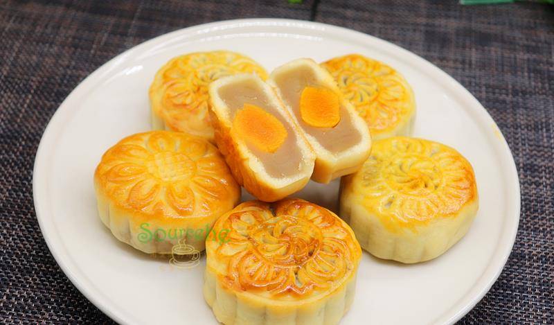 原创自从学会做广式莲蓉蛋黄月饼，中秋再也不买月饼，送父母倍有面