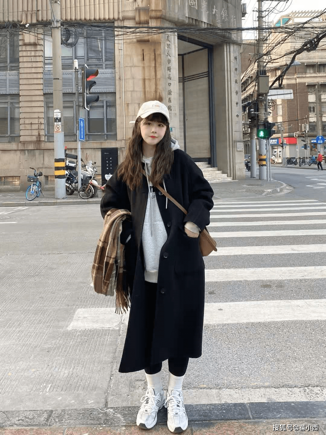 整体 T恤不再流行，初冬流行叠穿“卫衣”，搭配大衣、打底裤都很时髦