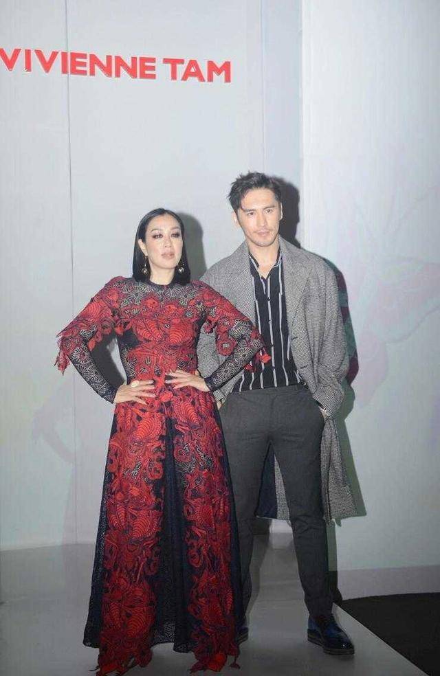 身材 51岁钟丽缇真没“大妈”样,穿高开叉连衣裙配西装,时髦又洋气