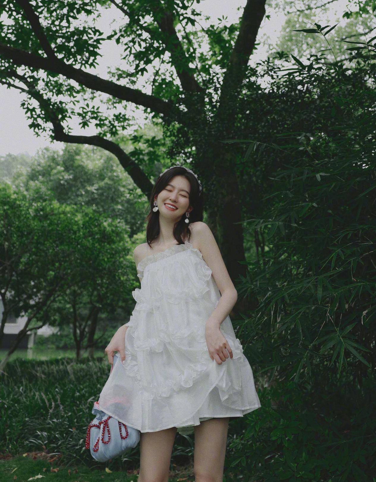 乔欣 乔欣换风格像开了挂，白色蛋糕裙甜美可爱，谁不想和她来场约会