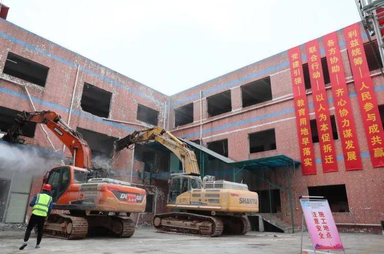光明李松（光明李松蓢整栋建筑拆除！这里将建成54班九年一贯制学校！）
