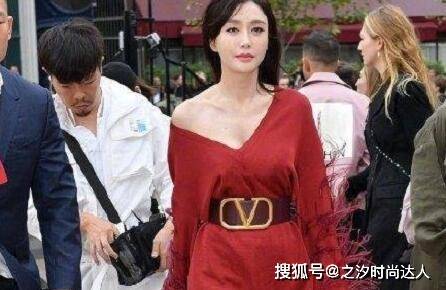 黑色 学会利用性感裙装来凹造型，就比如这条黑色的极细吊带裙