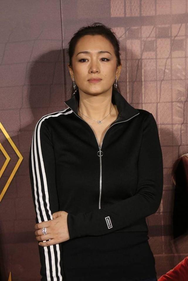 校服 巩俐真是穿啥都好看，一身校服露出小肚子，感觉仍然很高级