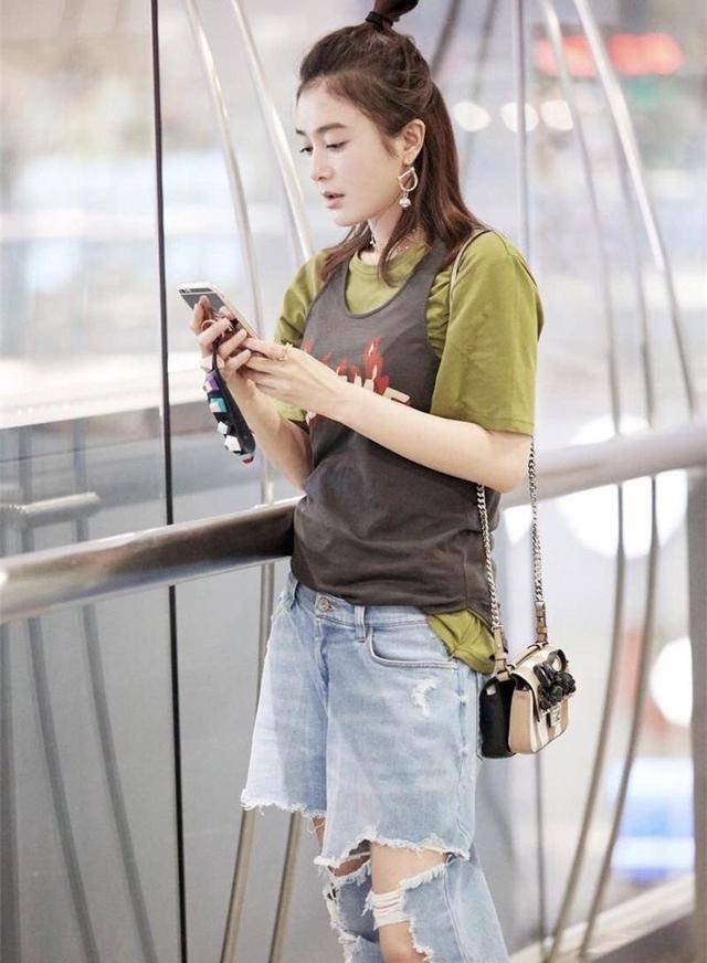 颜色 40岁秦岚又“叛逆”了！背心外穿太新潮，搭配破洞牛仔裤率性洒脱