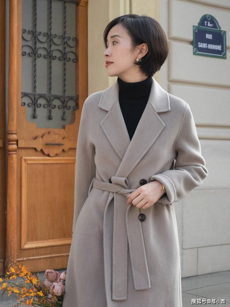 颜色 冬季最流行的是“大衣”，跟三木穿4个高级款，搭配裤子裙子都美
