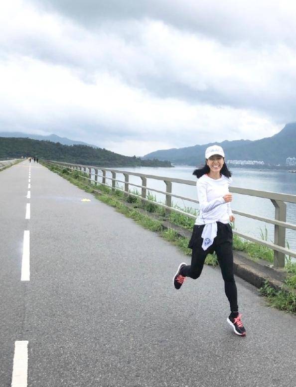 黑色 米雪真是越老越有气质感!绿色T恤搭配运动裤清爽简约,明媚大气