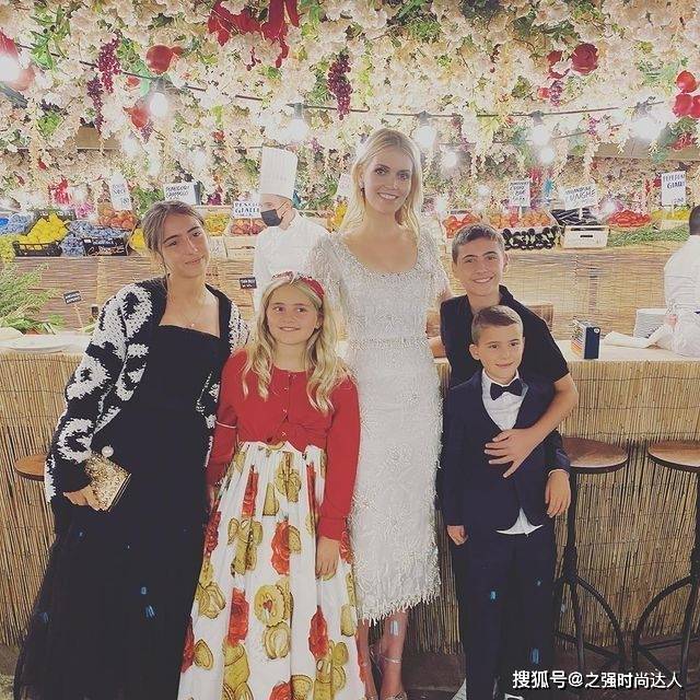 显得 搭配围巾这套一来保暖又好看，实在是聪明