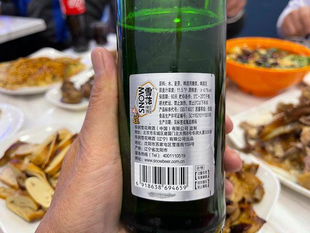 而这种老雪花属于骨灰级的沈阳啤酒,价格很便宜,但外地买不到.
