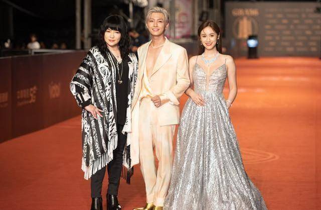 名媛 吴姗儒身材挺会长的，高挑不说还挺丰满的，吊带裙遮不住曲线魅力