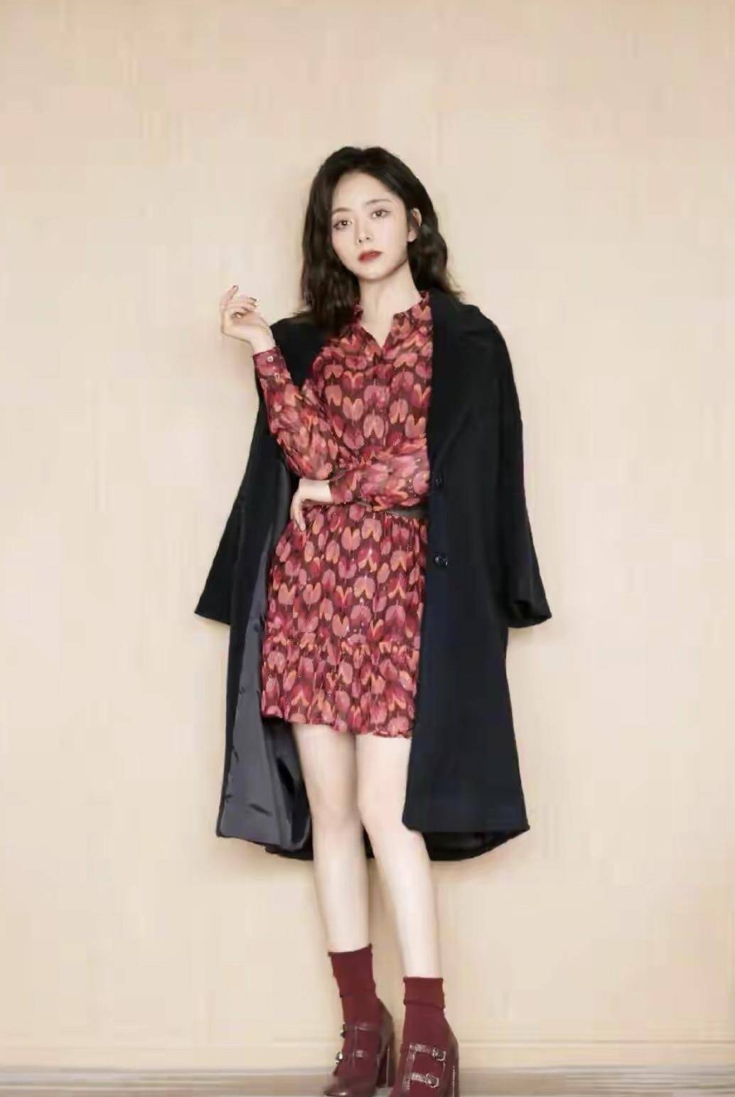 整体 谭松韵终于不再扮嫩，呢子外套配印花裙，这才是31岁该有的气质