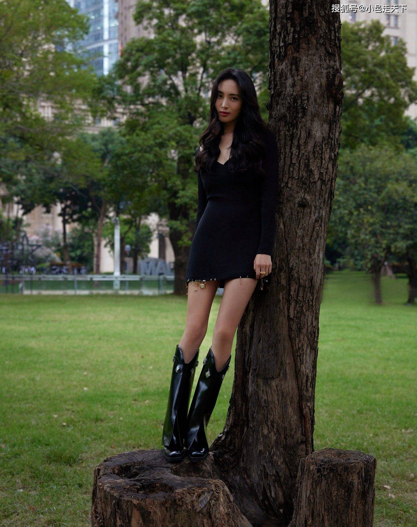 王紫璇黑色连衣裙性感美腿写真