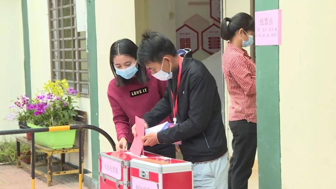 人大代表换届选举日 东方各选区选民投出自己庄严一票_进行