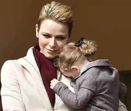 赡养费|摩纳哥夏琳王妃从南非返回，和丈夫甜蜜同框，力破离婚传闻