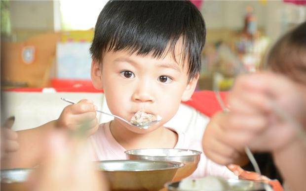 面包|妈妈晒女儿和老公早餐，网友：明明同一块面包，差距咋这么大呢？