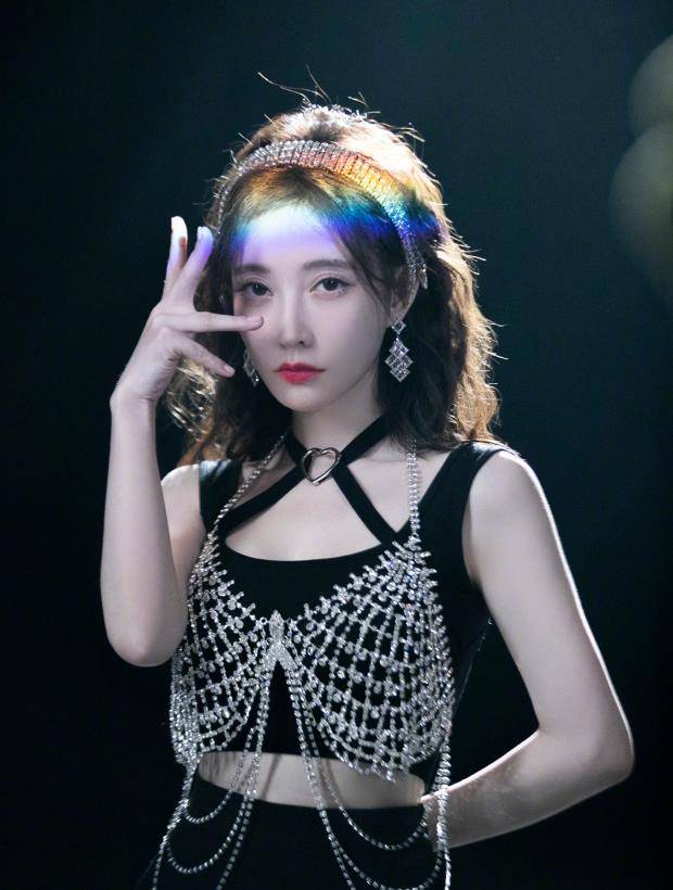 人气|冯提莫的另类打开方式，大胆转型挑战唱跳舞曲，造型飒爽魅力四射