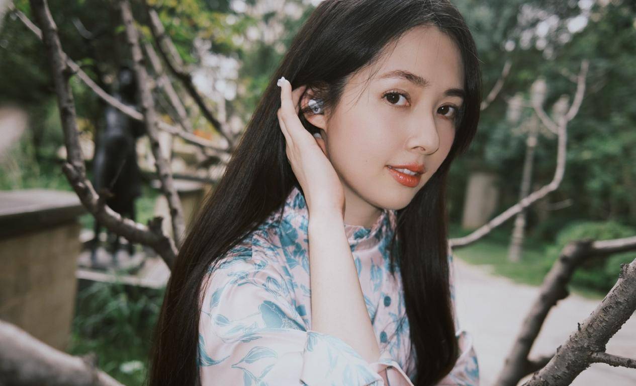 马海毛 郭碧婷久违露面，穿马海毛毛衣配紧身裤走机场，毫无二胎迹象