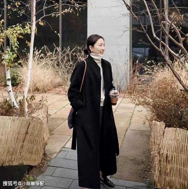 大衣 这才是50岁女人的穿衣日常，保暖不显老，普通人可照搬