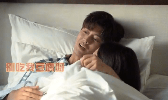 一生一世|当任嘉伦看到自己与白鹿的吻戏时，竟对白鹿说出两个字，笑翻了！