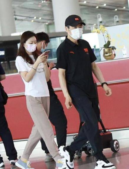 张艺谋 张艺谋晒出全家照，妻子陈婷穿小洋裙好减龄，跟孩子看不出年龄差