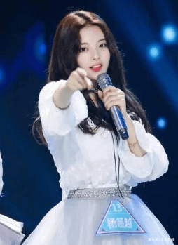 白甜|初中毕业去打工，出道两年登上福布斯名人榜，杨超越真是傻白甜？