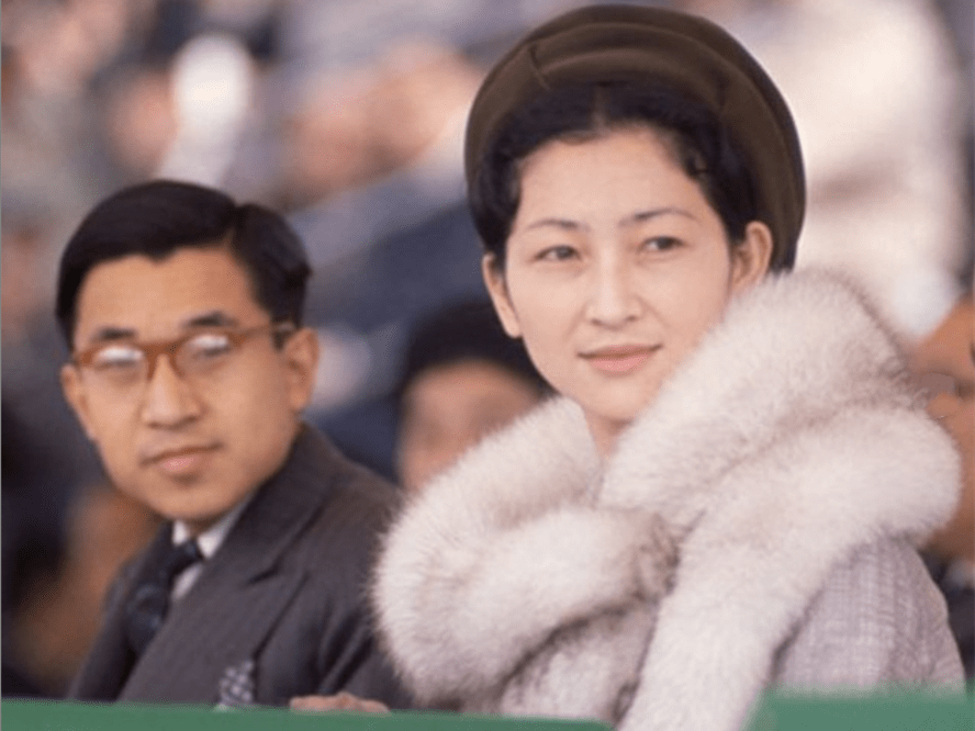 ⑦这样的境遇一直持续到2000年,婆婆香淳皇后去世后,美智子长达半辈子