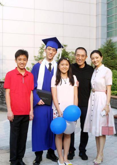 张艺谋 张艺谋晒出全家照，妻子陈婷穿小洋裙好减龄，跟孩子看不出年龄差