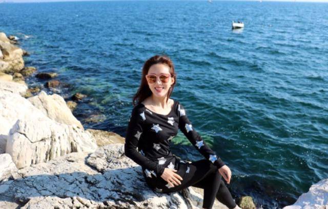 设计 颜丹晨私服穿搭好惊艳！黑色连衣裙简约舒适，星星图案点缀好少女