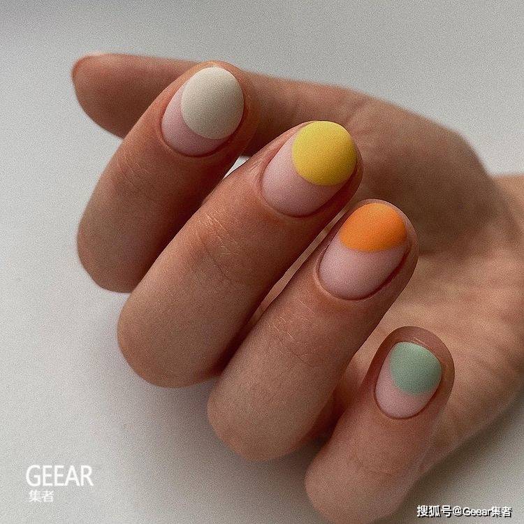 指甲以简约线条和色彩勾勒出令人注目的优雅款式！
