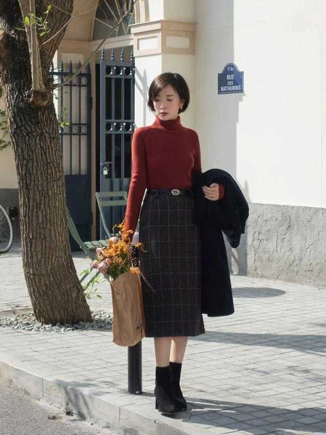 下半身 不管穿大衣还是针织衫，下半身尽量搭“格纹裙”，复古时髦还显瘦